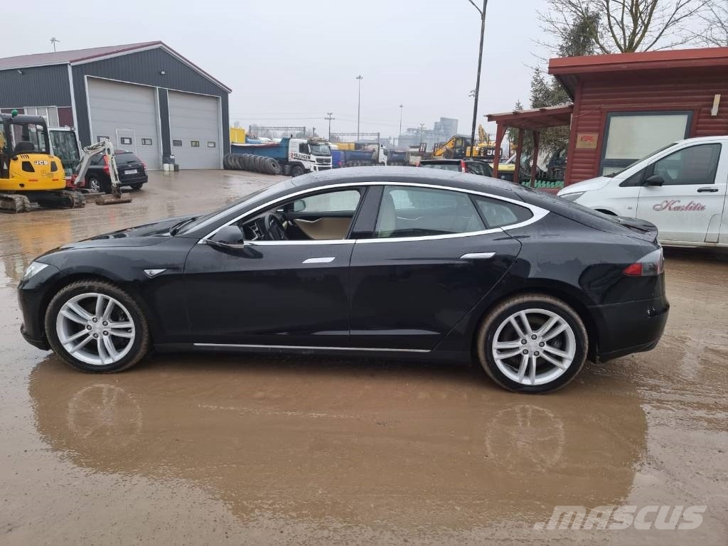 Tesla Model S P85 Автомобілі