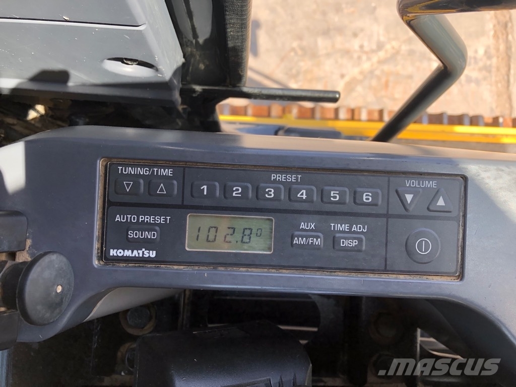 Komatsu PC210LC-11 حفارات زحافة