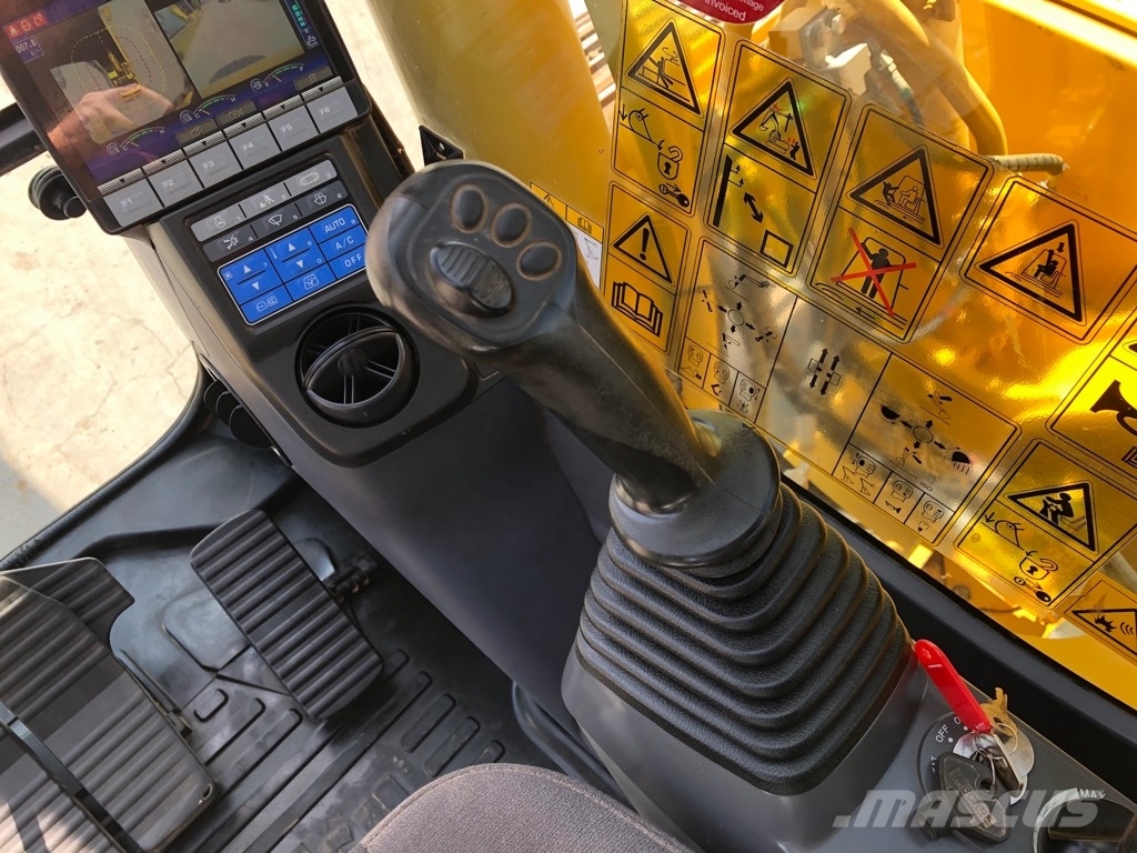 Komatsu PC210LC-11 حفارات زحافة