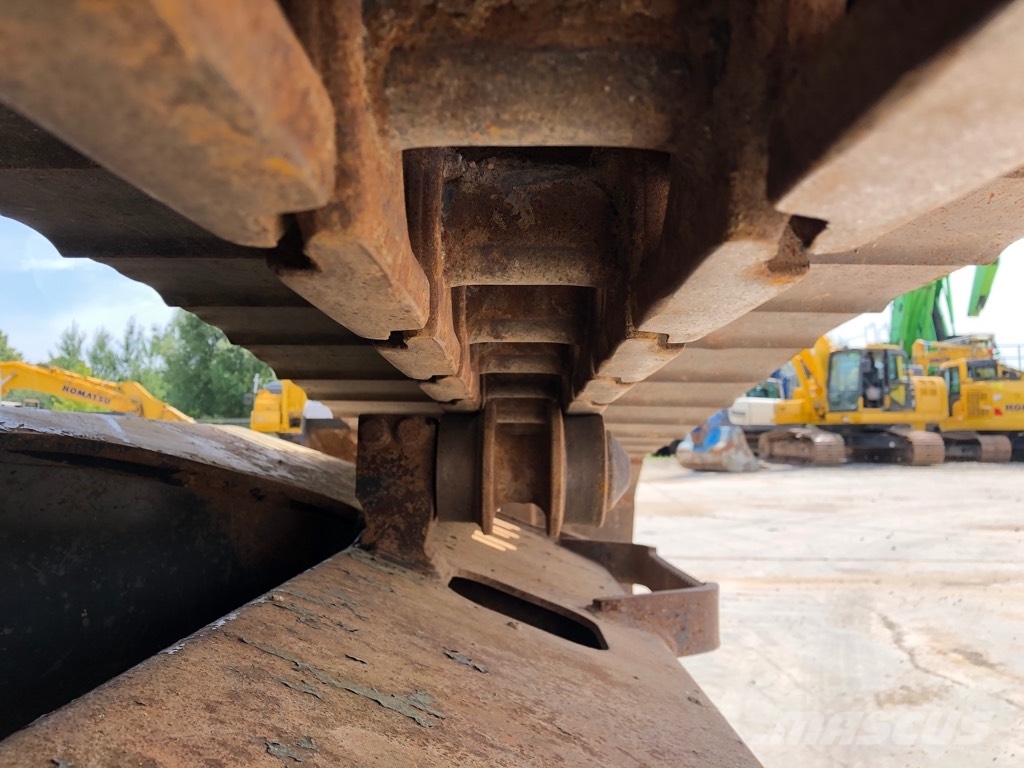 Komatsu PC210LC-11 حفارات زحافة