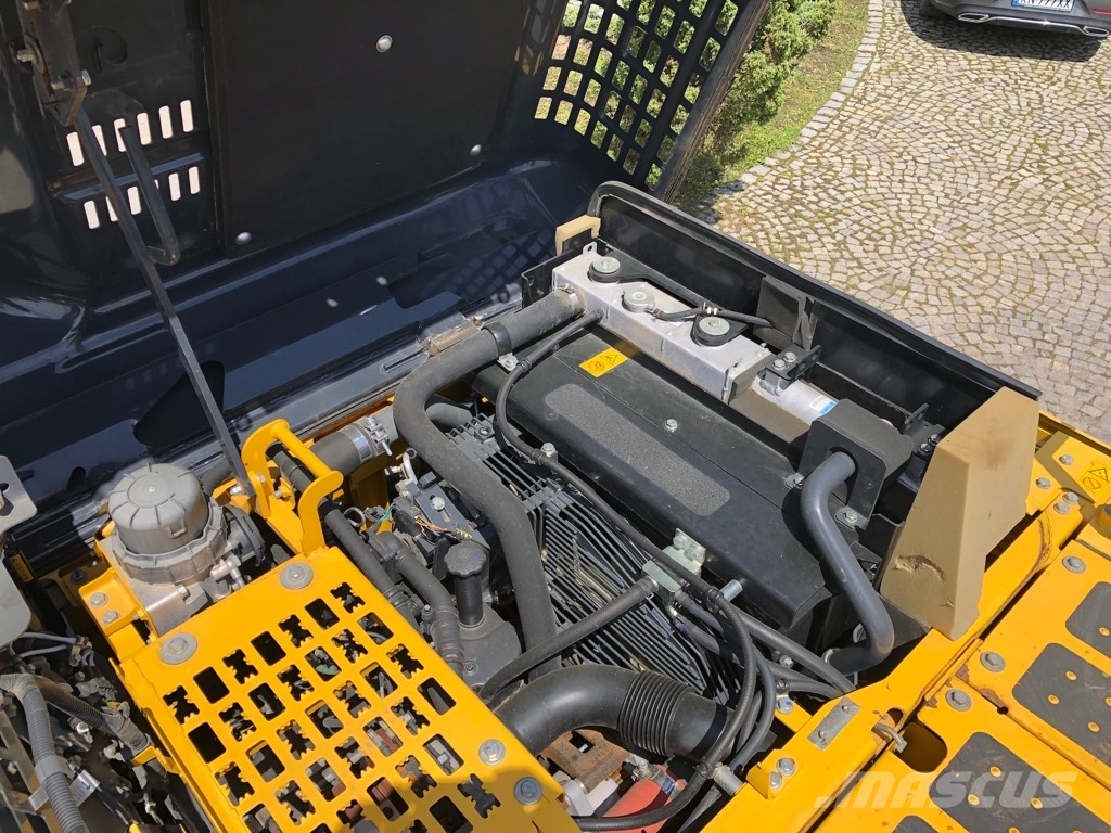 Komatsu PC210LC-11 حفارات زحافة