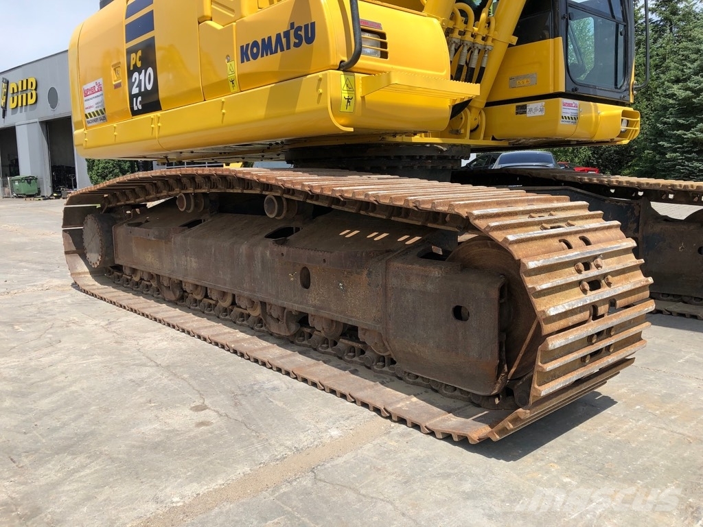 Komatsu PC210LC-11 حفارات زحافة