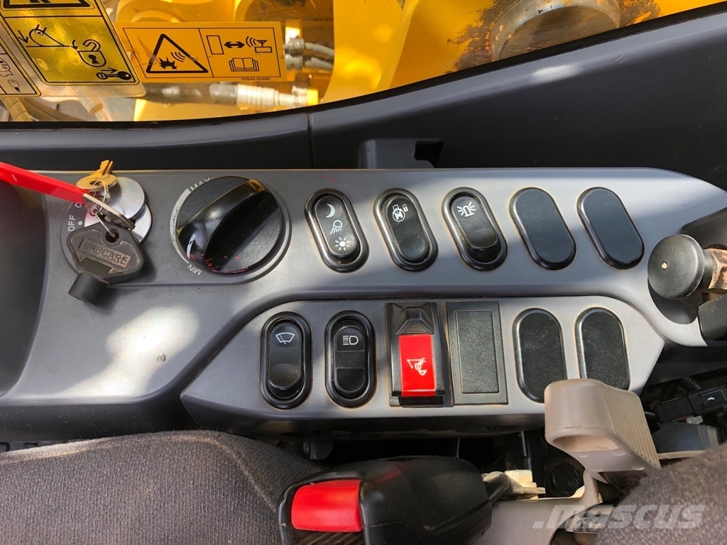 Komatsu PC210LC-11 حفارات زحافة