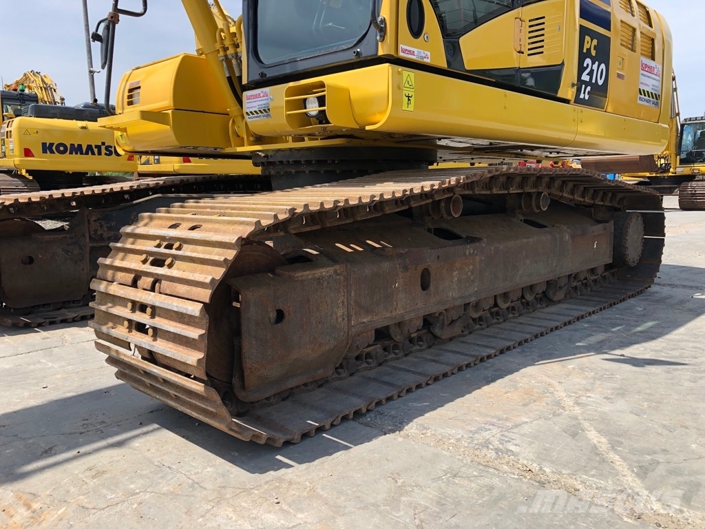 Komatsu PC210LC-11 حفارات زحافة