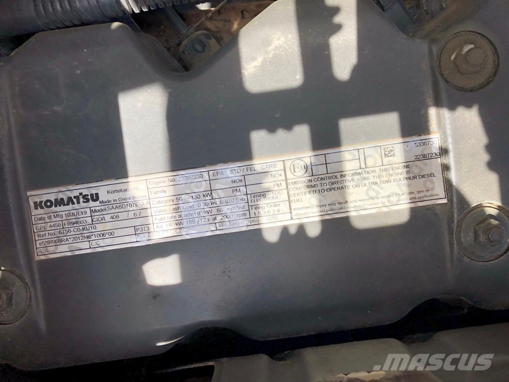 Komatsu PC210LC-11 حفارات زحافة