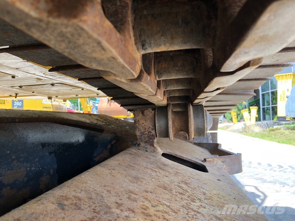 Komatsu PC210LC-11 حفارات زحافة