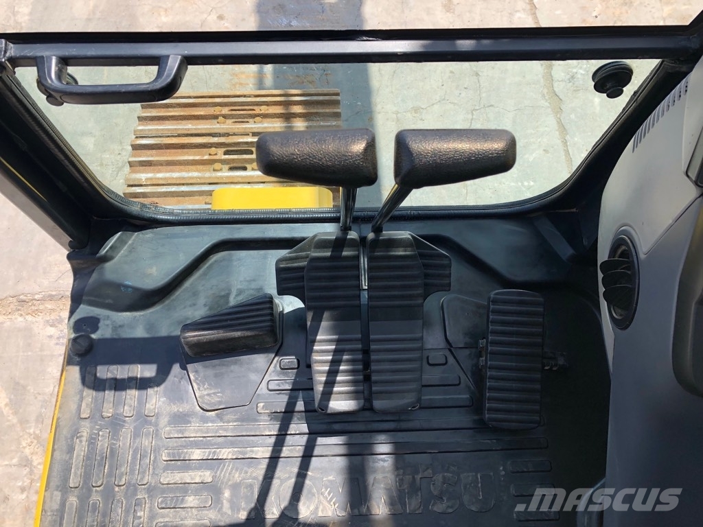Komatsu PC210LC-11 حفارات زحافة