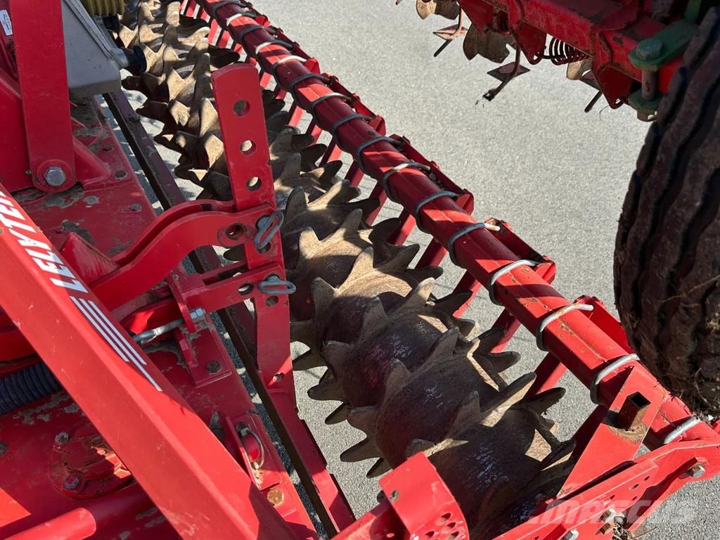 Lely Terra Rotorkopeg met Hassia DU 100 zaaimachine Drillmaschinen