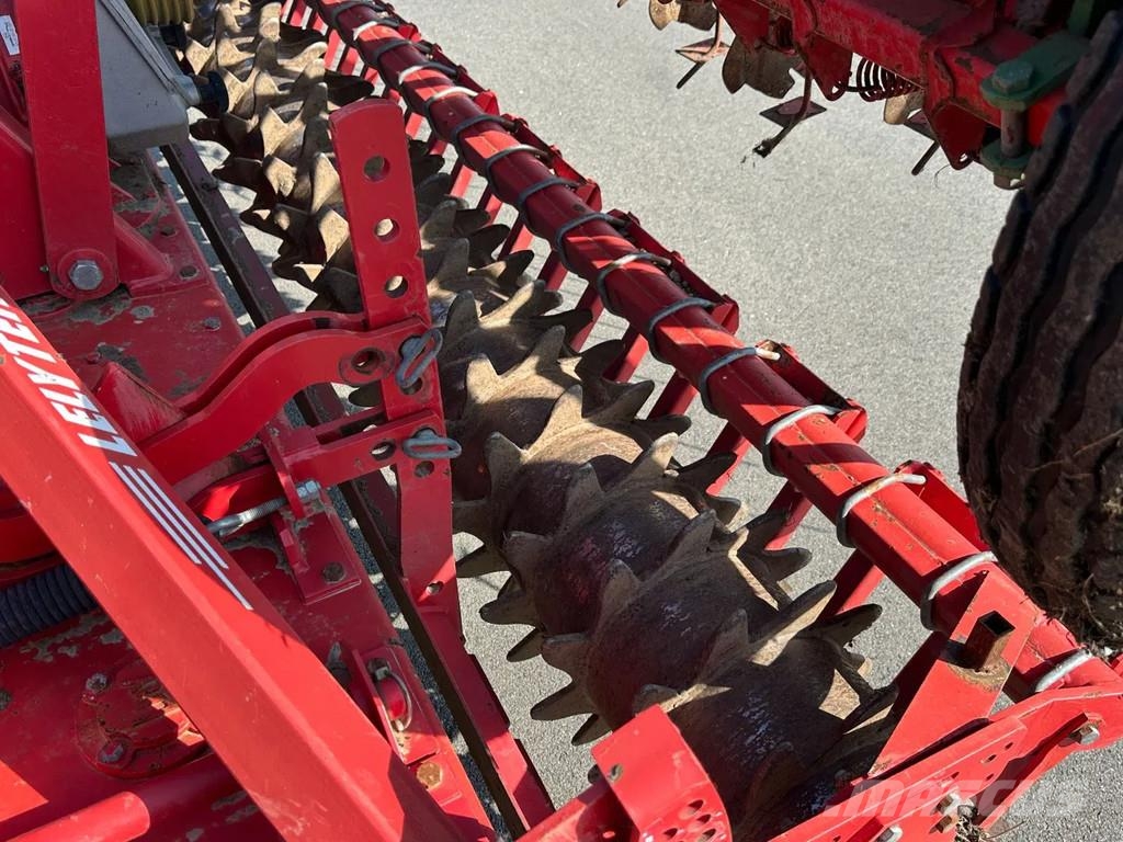 Lely Terra Rotorkopeg met Hassia DU 100 zaaimachine Drillmaschinen