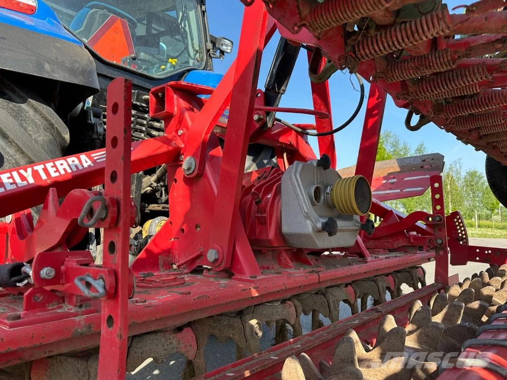 Lely Terra Rotorkopeg met Hassia DU 100 zaaimachine Drillmaschinen