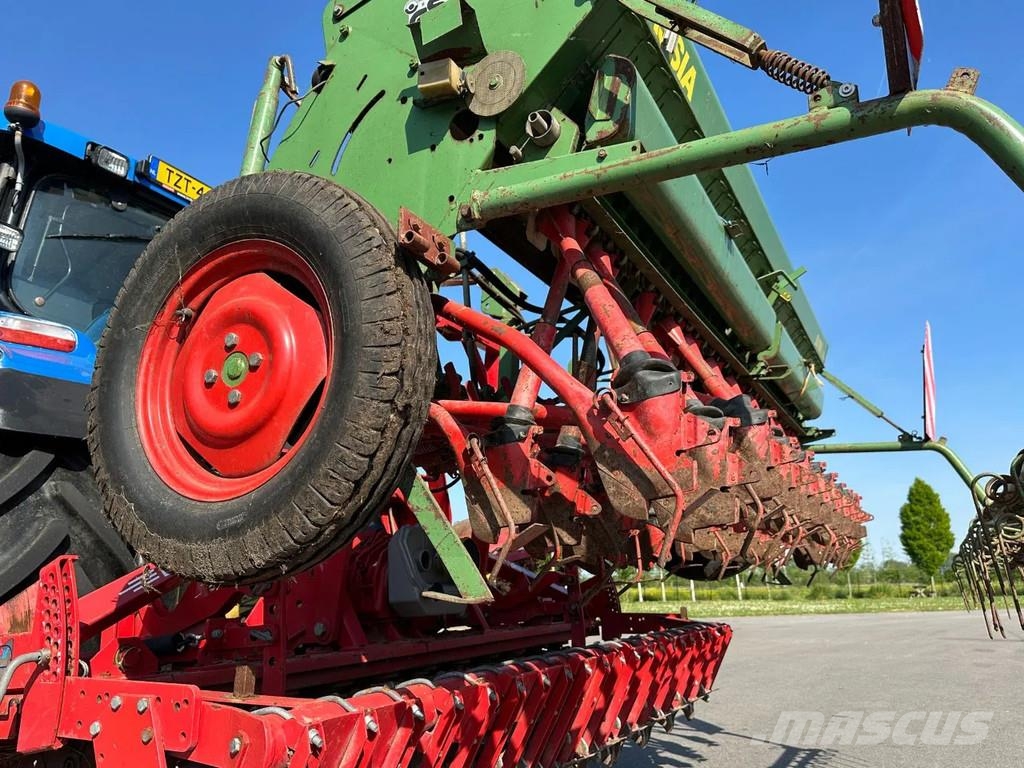 Lely Terra Rotorkopeg met Hassia DU 100 zaaimachine Drillmaschinen