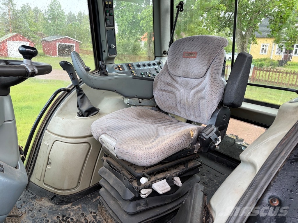 Valtra N 121 Advance トラクター