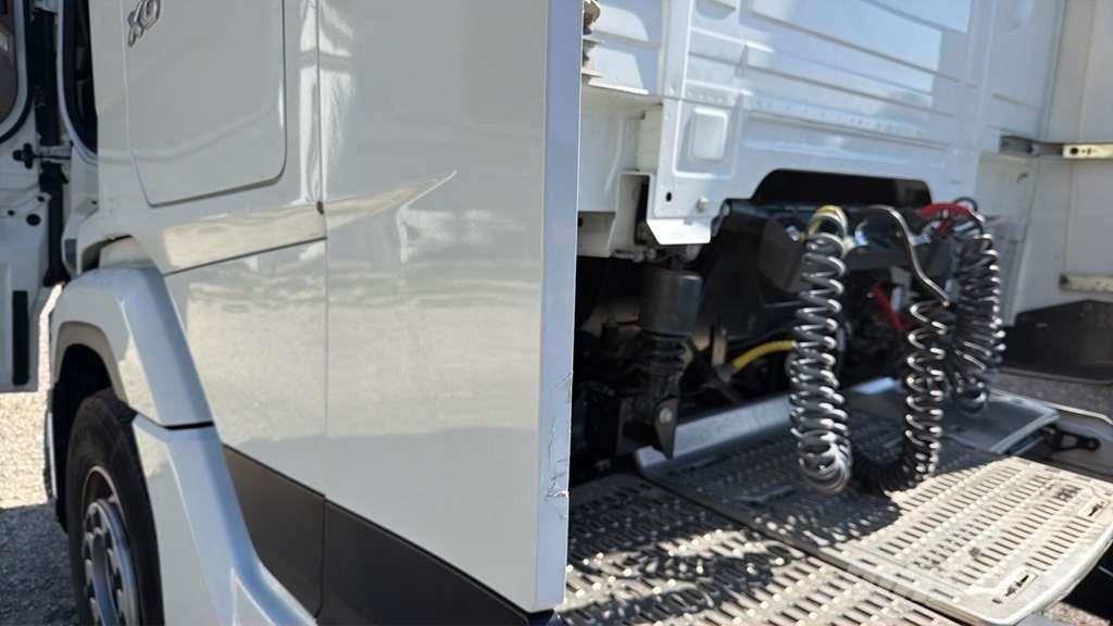 DAF XG 480FT شاحنات بمقصورة وهيكل