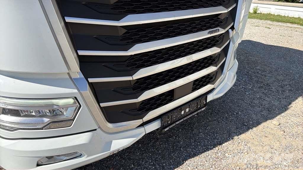 DAF XG 480FT شاحنات بمقصورة وهيكل