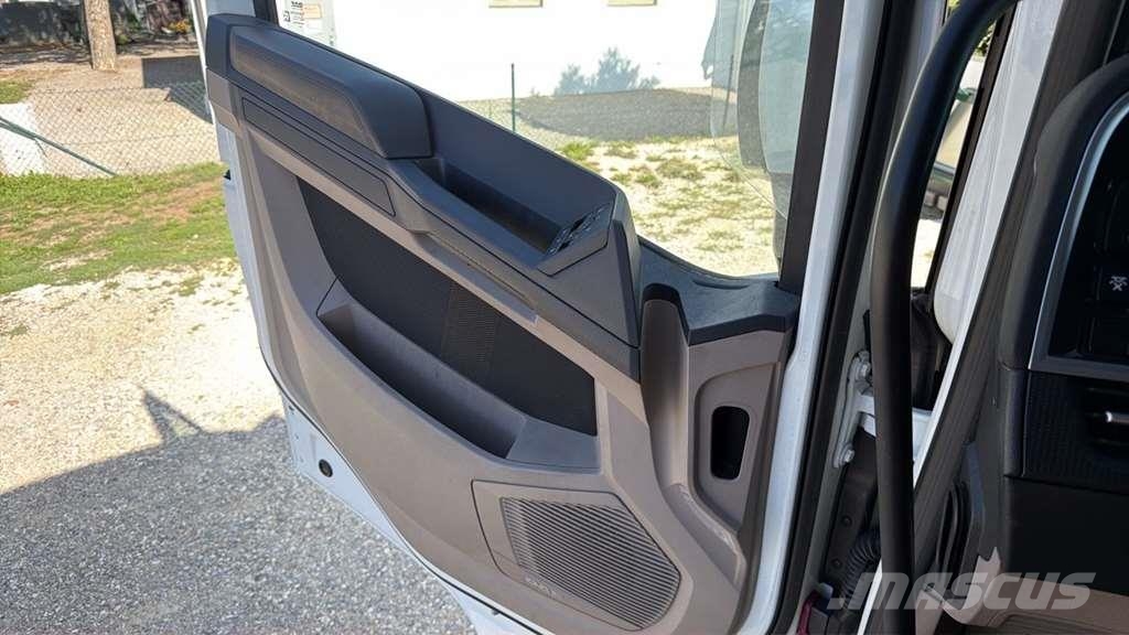 DAF XG 480FT شاحنات بمقصورة وهيكل