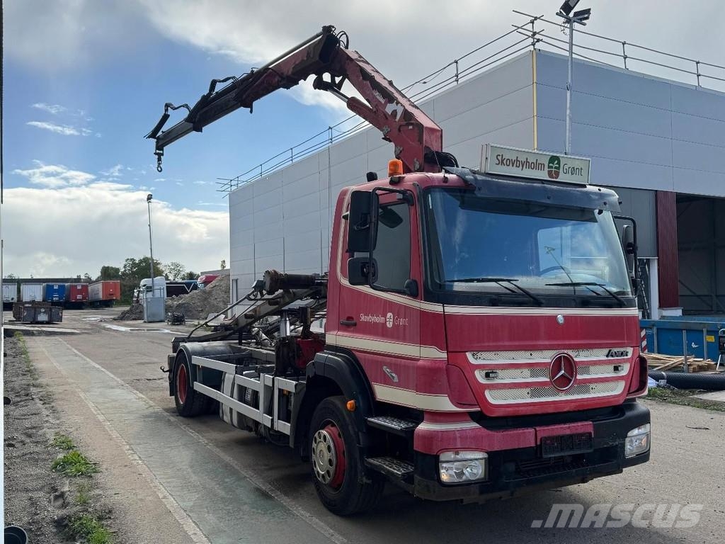 Mercedes-Benz AXOR 1829 4X2 + HMF 1560K4 + CABLELIFT + REMOTE CO Treileri ar āķi
