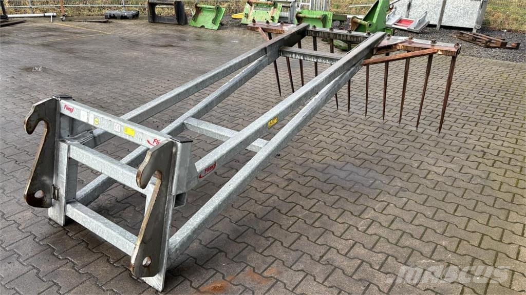 Fliegl SILOPRATZE 3000 MM Сельхозтехника - Другие