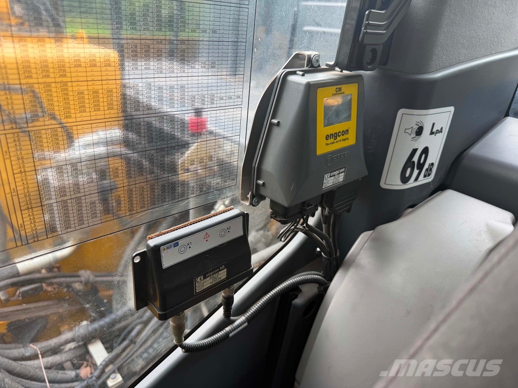 Komatsu PW 148-11  휠 굴삭기