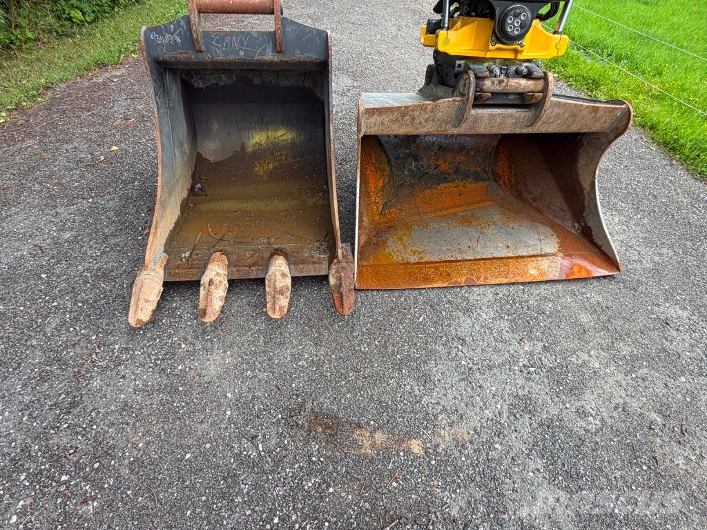 Komatsu PW 148-11  휠 굴삭기