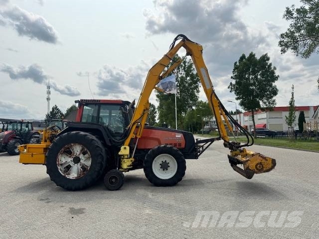 Valtra 8150 hitech met Bos maaiarm met klepelmaaier 拖拉机/农用车