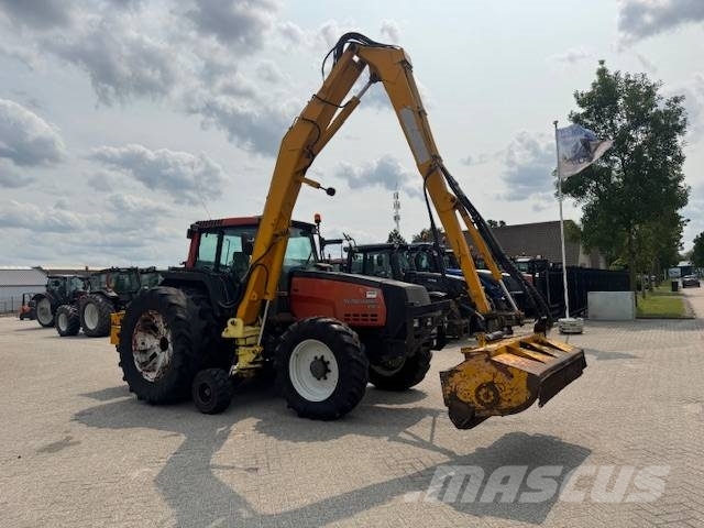 Valtra 8150 hitech met Bos maaiarm met klepelmaaier 拖拉机/农用车