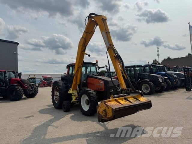 Valtra 8150 hitech met Bos maaiarm met klepelmaaier 拖拉机/农用车