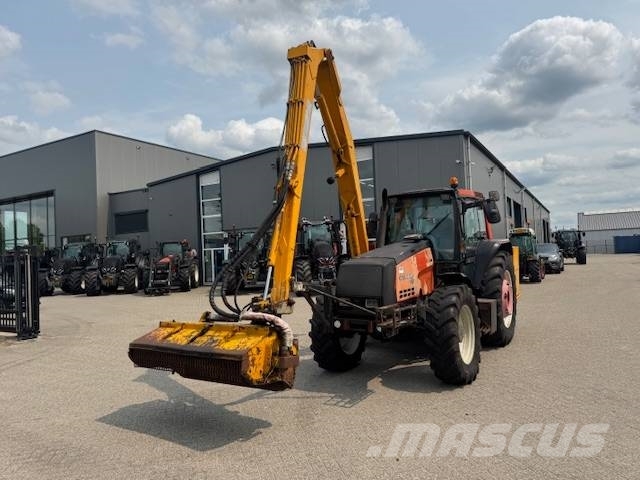 Valtra 8150 hitech met Bos maaiarm met klepelmaaier 拖拉机/农用车