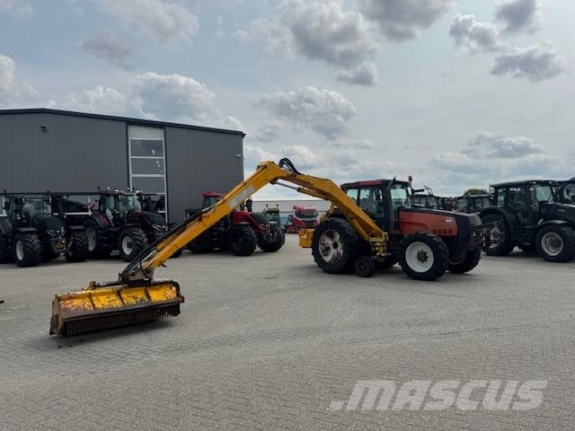 Valtra 8150 hitech met Bos maaiarm met klepelmaaier 拖拉机/农用车