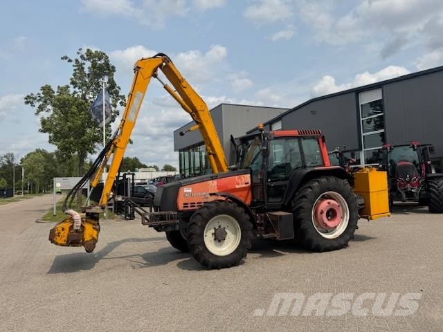 Valtra 8150 hitech met Bos maaiarm met klepelmaaier 拖拉机/农用车