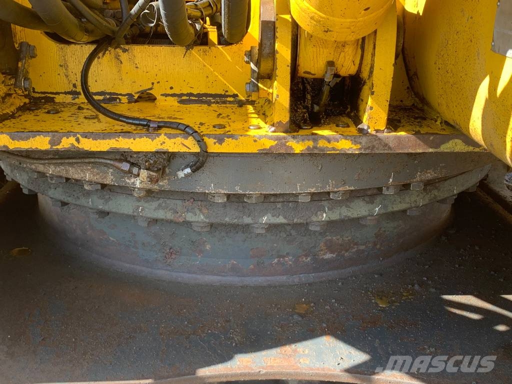 Komatsu PC 210 NLC-8 حفارات زحافة