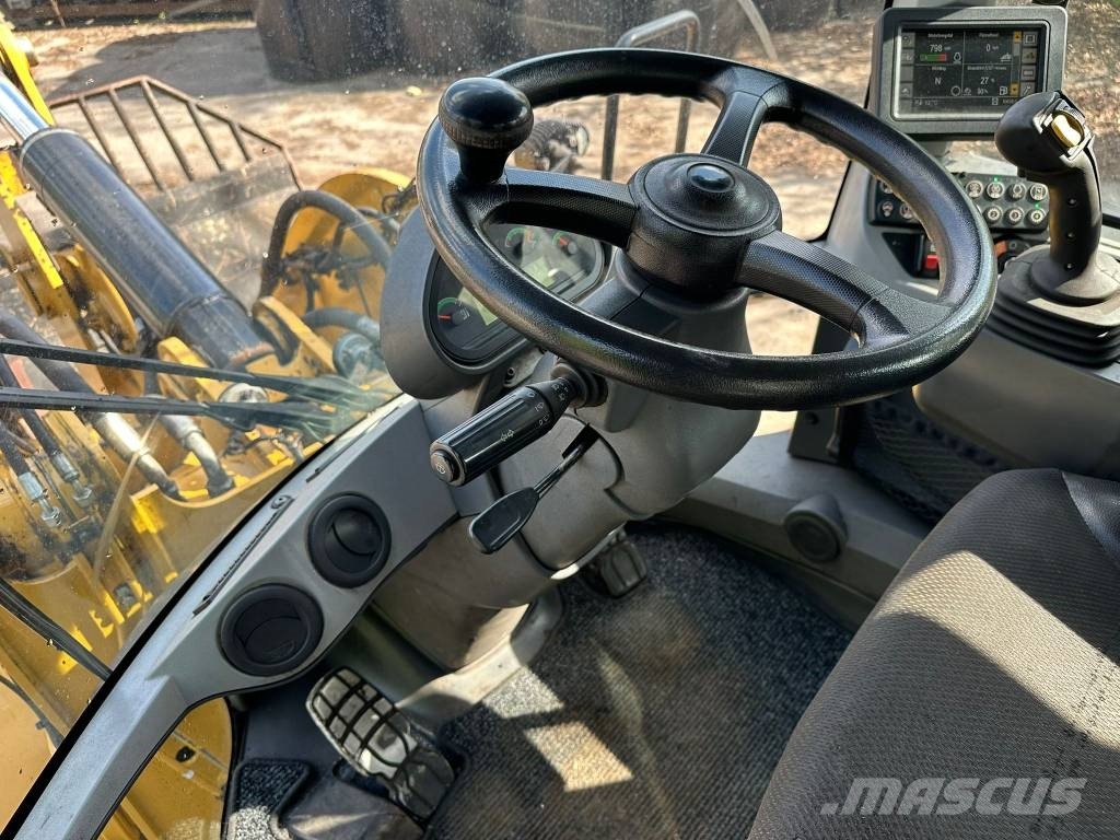 CAT 930 Колесни товарачи