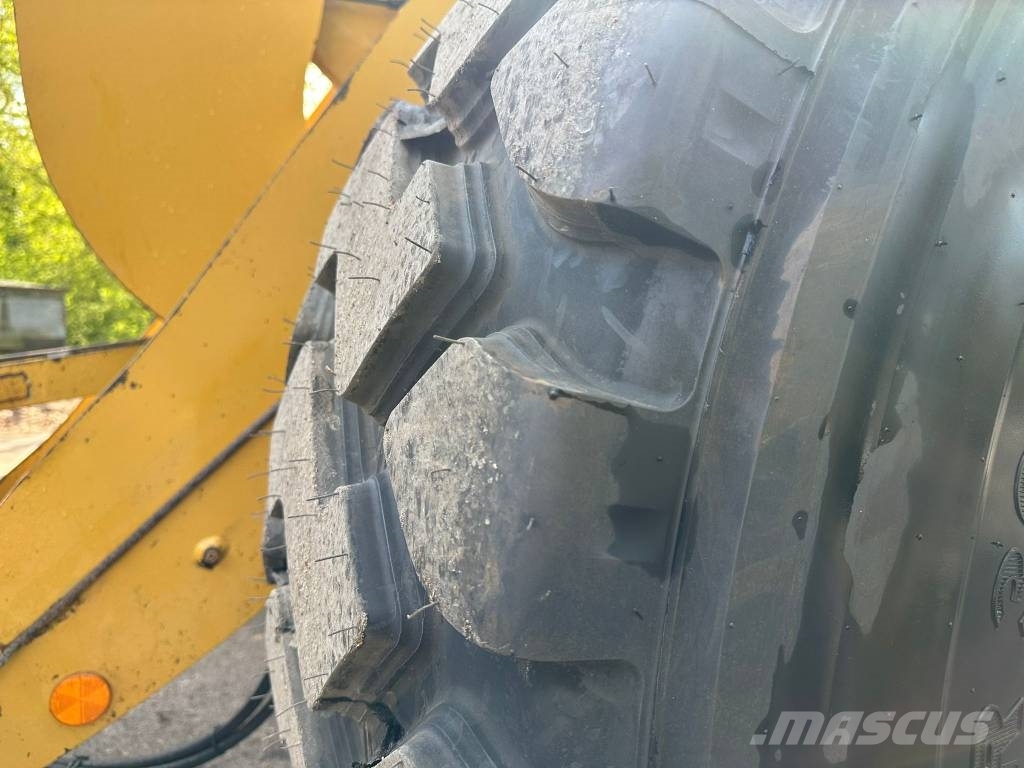 CAT 930 Колесни товарачи