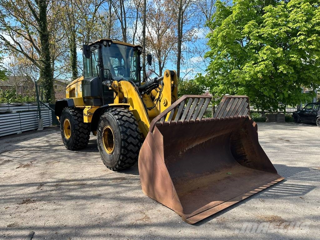 CAT 930 Колесни товарачи