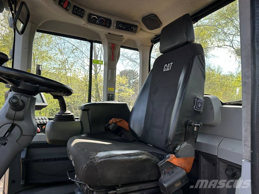 CAT 930 Колесни товарачи