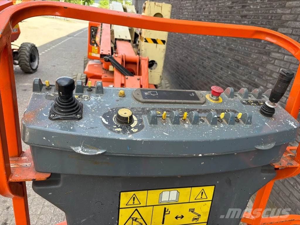 JLG E450AJ Iseliikuvad poomtõstukid