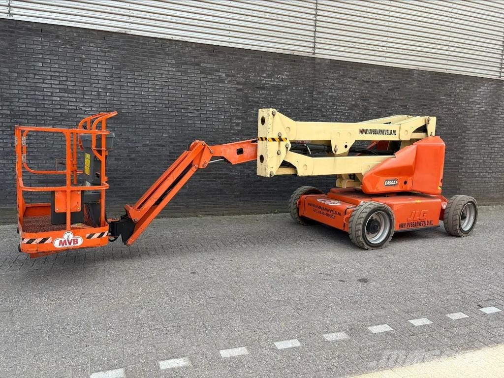 JLG E450AJ Iseliikuvad poomtõstukid