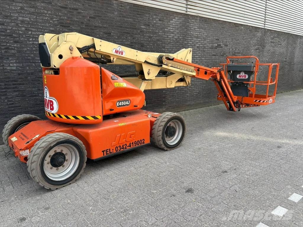 JLG E450AJ Iseliikuvad poomtõstukid