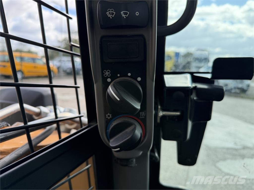 CASE Iný model VIN 818 لوادر انزلاقية التوجيه