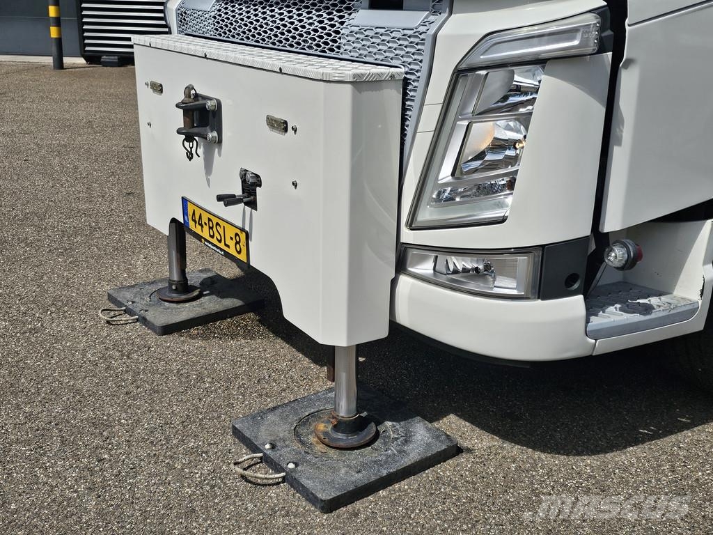 Volvo FH 500 8x4 / FASSI F2150 / WINCH / WORK BASKET Camiones grúa