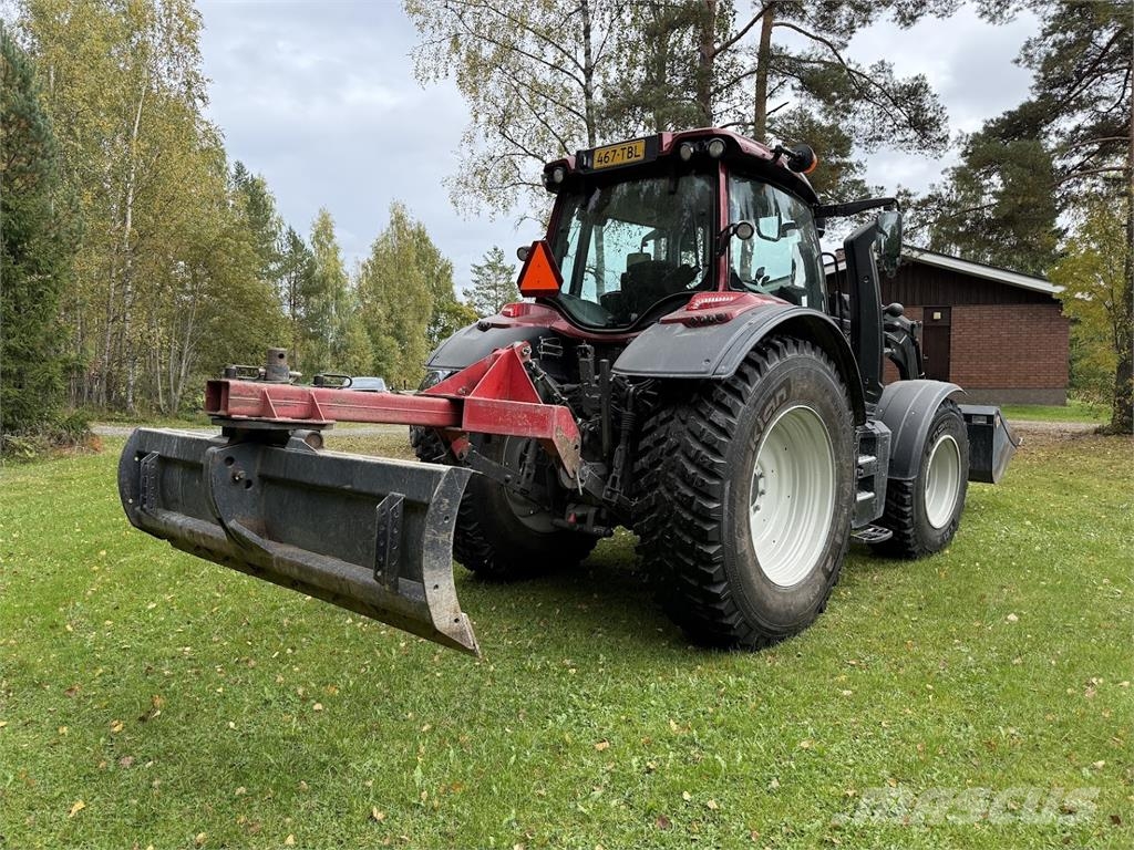 Valtra N135 Traktoriai