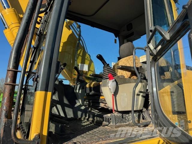 Komatsu PC 210 LC-8 حفارات زحافة