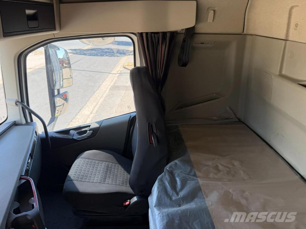 Volvo FH 420 8x4 PRITSCHE + (31m!) KRAN HIAB 858 E-7 + J Lastbil med lad/Flatbed