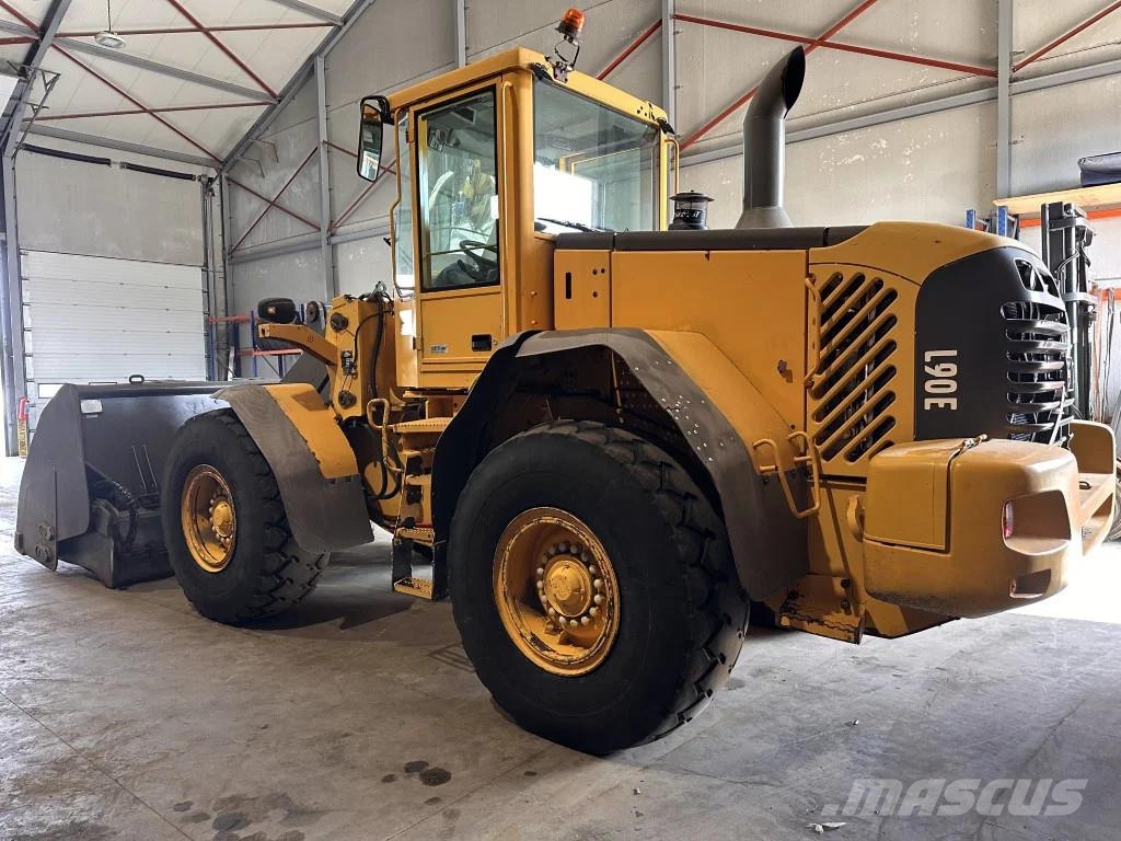 Volvo L90E Kolové nakladače