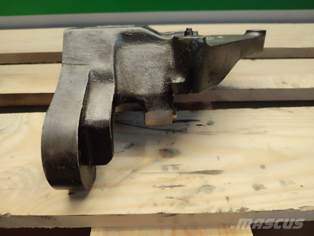 Massey Ferguson Engine support paw 3824A22A/2 Massey Ferguson 7485 Silniki
