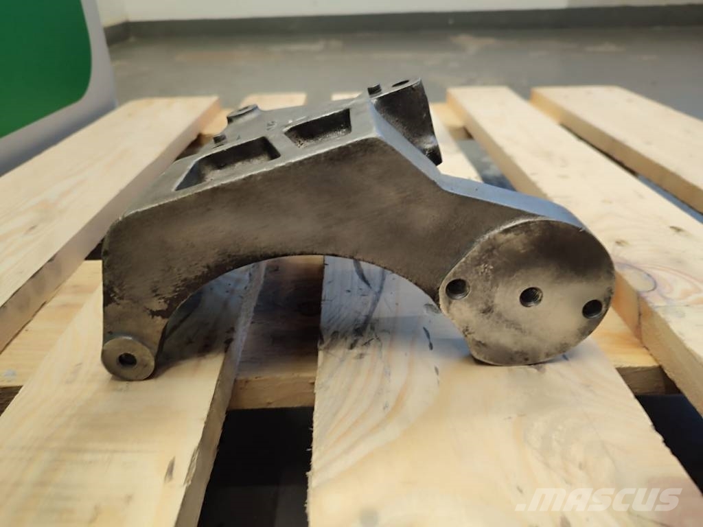 Massey Ferguson Engine support paw 3824A22A/2 Massey Ferguson 7485 Silniki