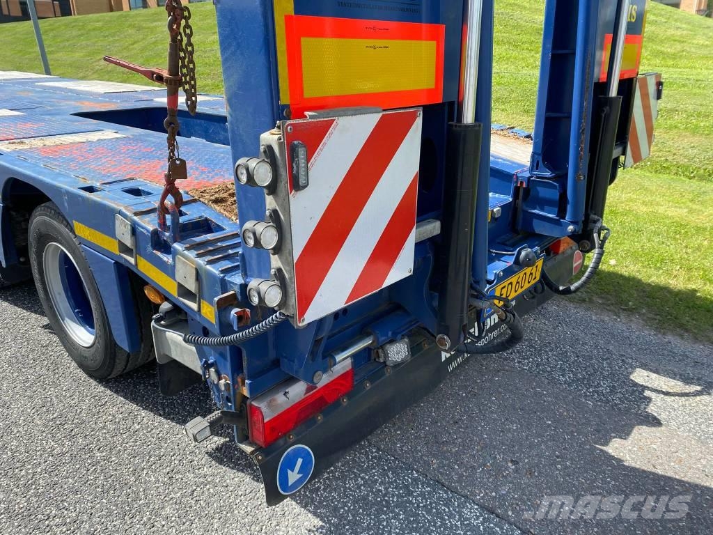Kässbohrer SLA-R4 maskintrailer med udtræk og hjulbrønde Semi-trailer med lad/flatbed