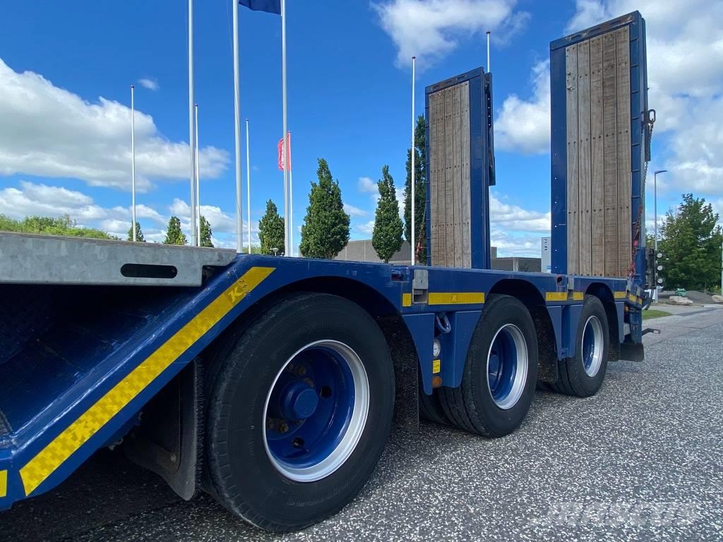 Kässbohrer SLA-R4 maskintrailer med udtræk og hjulbrønde Semi-trailer med lad/flatbed