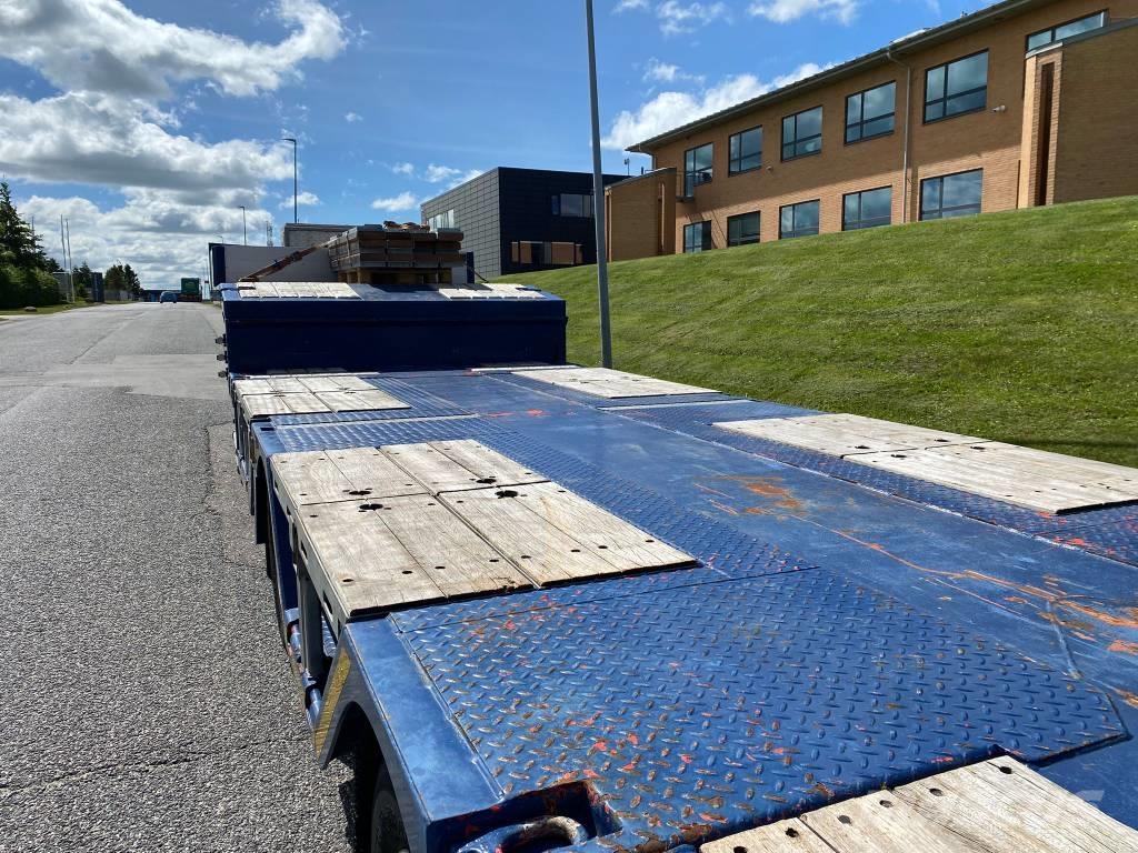 Kässbohrer SLA-R4 maskintrailer med udtræk og hjulbrønde Semi-trailer med lad/flatbed