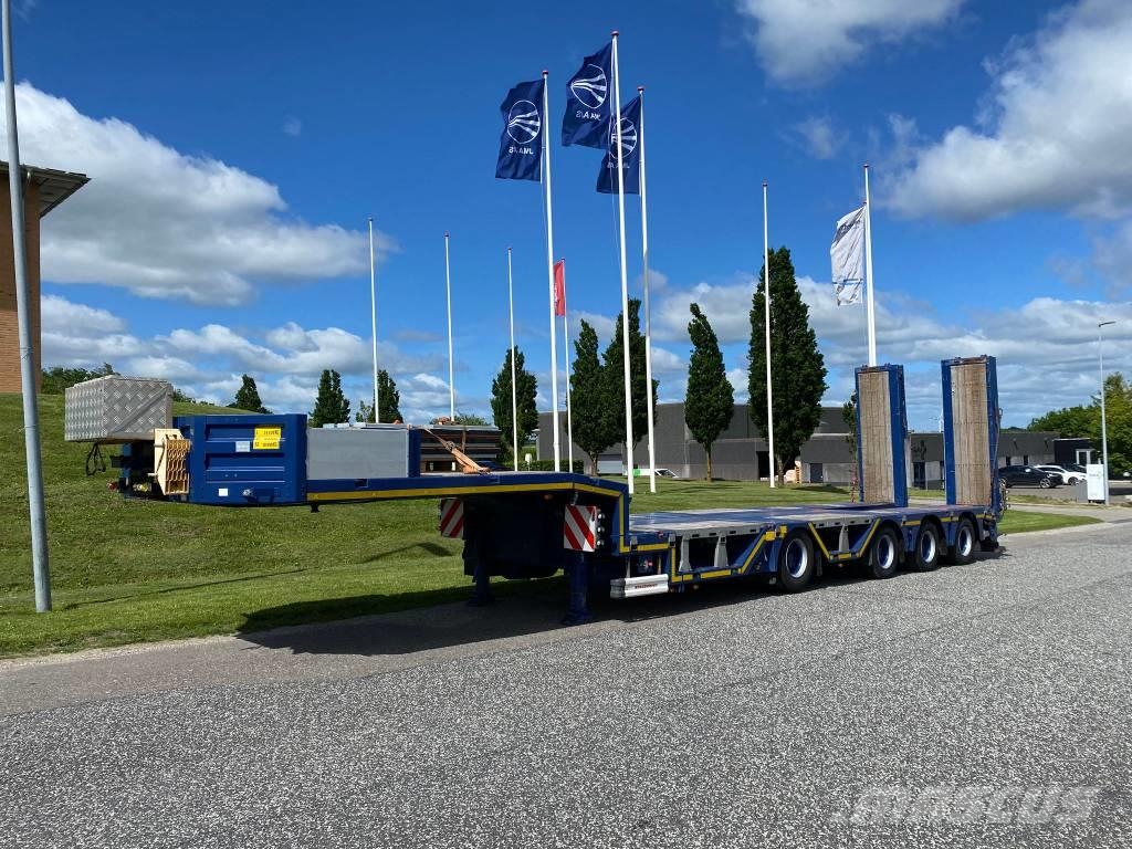 Kässbohrer SLA-R4 maskintrailer med udtræk og hjulbrønde Semi-trailer med lad/flatbed