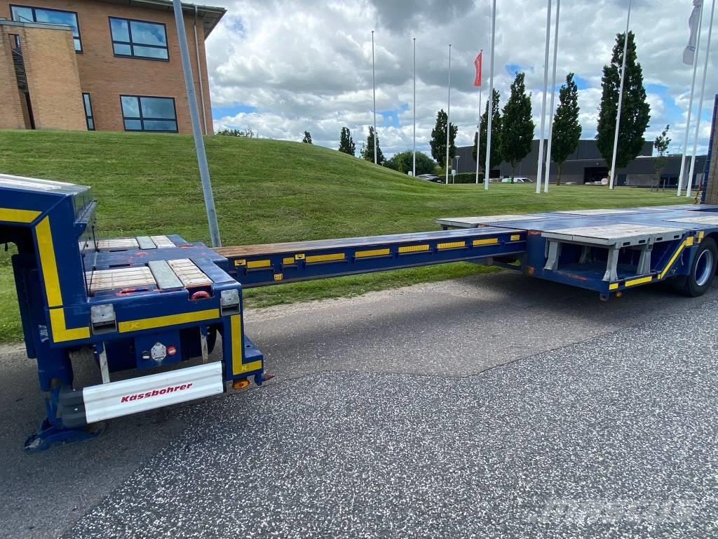 Kässbohrer SLA-R4 maskintrailer med udtræk og hjulbrønde Semi-trailer med lad/flatbed